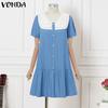 Женское летнее платье длиной до бедра с коротким рукавом и оборками на подоле из денима синего цвета