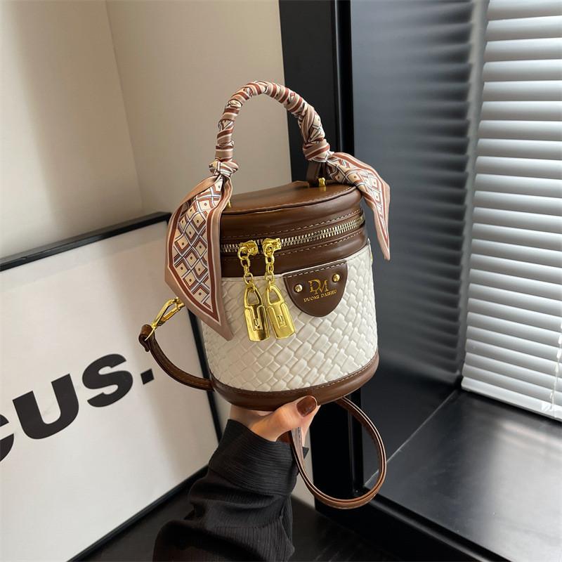 Fashionable Bucket Bag For Women 2023 New Autumn Winter High-end Weave Single Shoulder Crossbody Bag