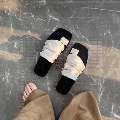 Виноградная мать имеет тот же стиль, с чувством дизайна, квадратный носок с драпировкой, кожаные шлепанцы на плоской подошве и женские са