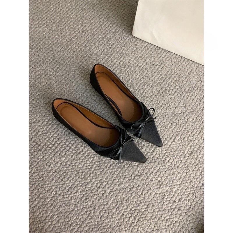 Французский сладкий атласный бант с заостренным носком и неглубоким горлом, одинарные туфли осенью 2024 года, новый темперамент, увеличение внутренней высоты, маленькие кожаные туфли