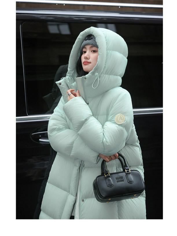 Женское зимнее пуховое пальто светло-зеленого цвета с капюшоном - Длиной до колена, Утепленное, Теплое, Средней длины с нашивками на рукавах.