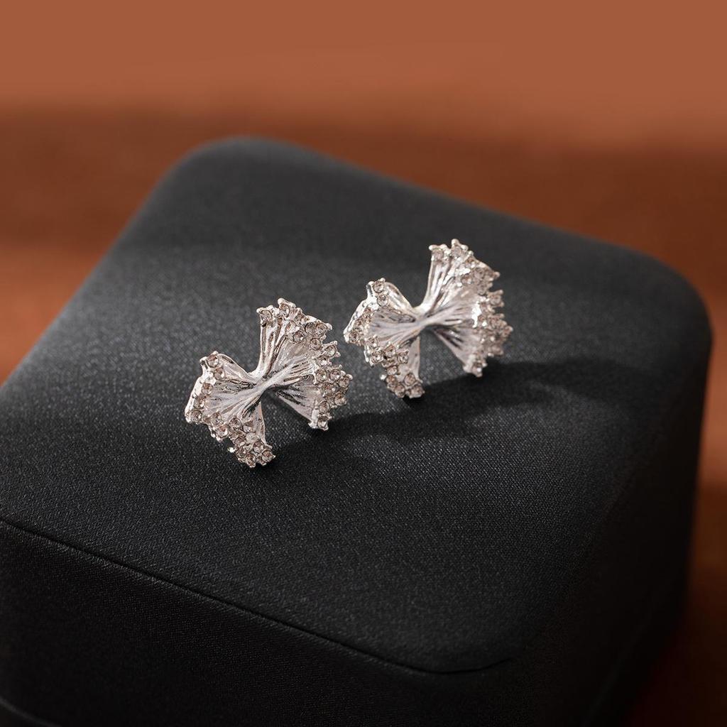Серьги-клипсы "Серебряная игла" с элегантным бантом - Плиссированный асимметричный дизайн для утонченных женщин