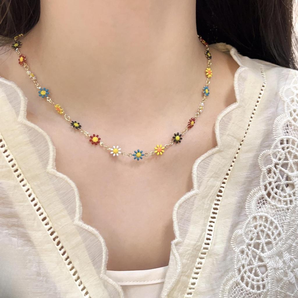 Ожерелье из титанового стального браслета «Цветок маргаритки» с контрастным цветовым дизайном