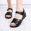 Женские сандалии, летние противоскользящие сандалии на наклонном каблуке, мягкая подошва, мягкая кожа, удобная обувь для мам, толстая подошва, верхняя одежда, сандалии среднего возраста