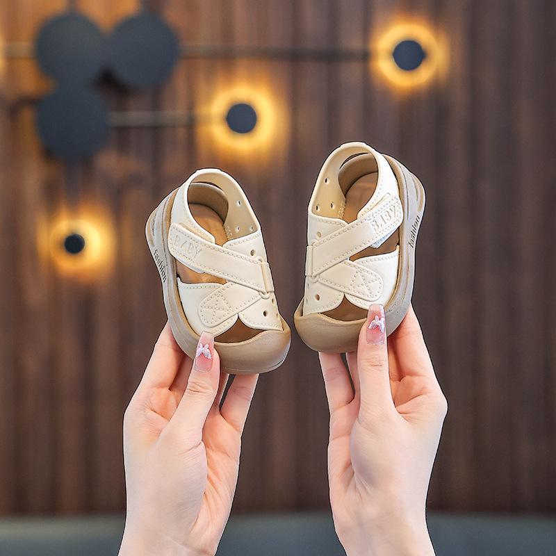 Милые закрытые туфли-ходунки для мальчиков: Сандалии с мягкой подошвой и защитой от столкновений для дома и пляжа