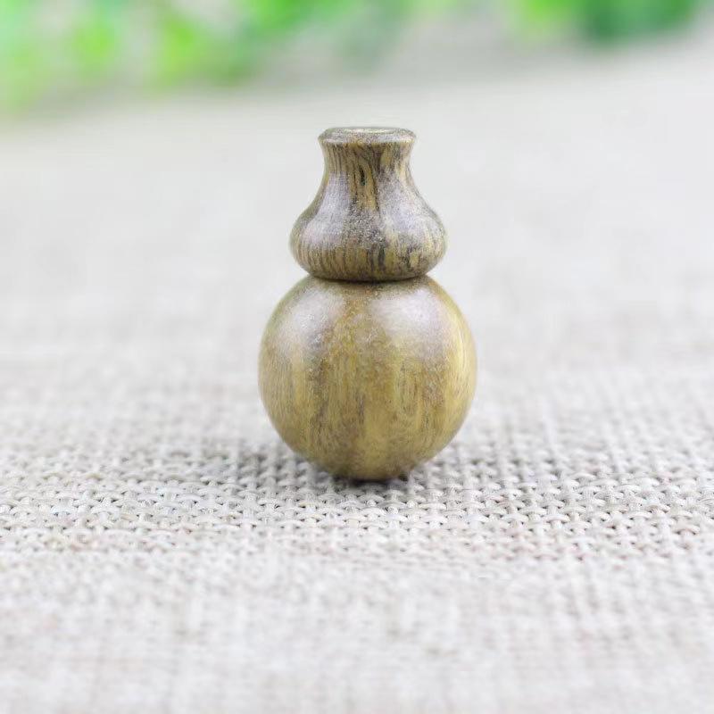 Браслет из бусин из зеленого эбенового дерева и красного сандала с головой Будды, подвеской в виде тыквы-горлянки и аксессуарами Ваджра Бодхи.