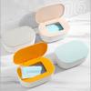 4 цвета на выбор Удобная коробка для хранения Вмещает максимум 40 масок Можно положить салфетки Пластиковые пакеты Одноразовые перчатки Внутри