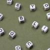Свободные бусины-разделители с большим отверстием, цепочка для телефона, квадратные 100 шт., подвески, акриловые браслеты, рукоделие, материал для бисера, белый, черный, 26 букв, бусины