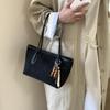Ретро сумка женская большой вместимости 2025 новая осенне-зимняя универсальная повседневная на плечо подмышку текстурная сумка-тоут для通勤
