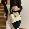 Премиальная текстура портативная сумка-ведро женская 2025 осень и зима новая сумка под мышку универсальная для поездок на работу с узором личи сумка-мессенджер