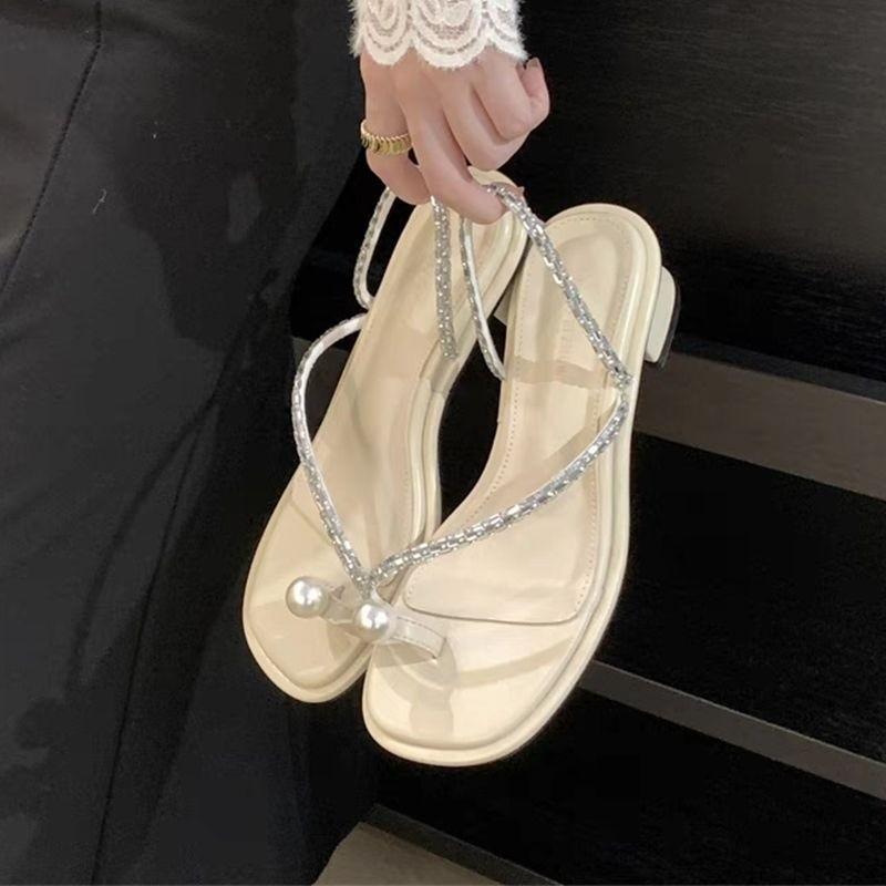 Французские жемчужные сандалии с закрытым носком, крутые тапочки, женская обувь, новинка лета 2025, сандалии на высоком каблуке со стразами серебристого цвета, как у интернет-знаменитостей