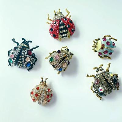 Элегантная брошь-божья коровка с бриллиантами - булавка-жук из высококачественного сплава с эмалью, идеально подходит для аксессуаров для одежды.