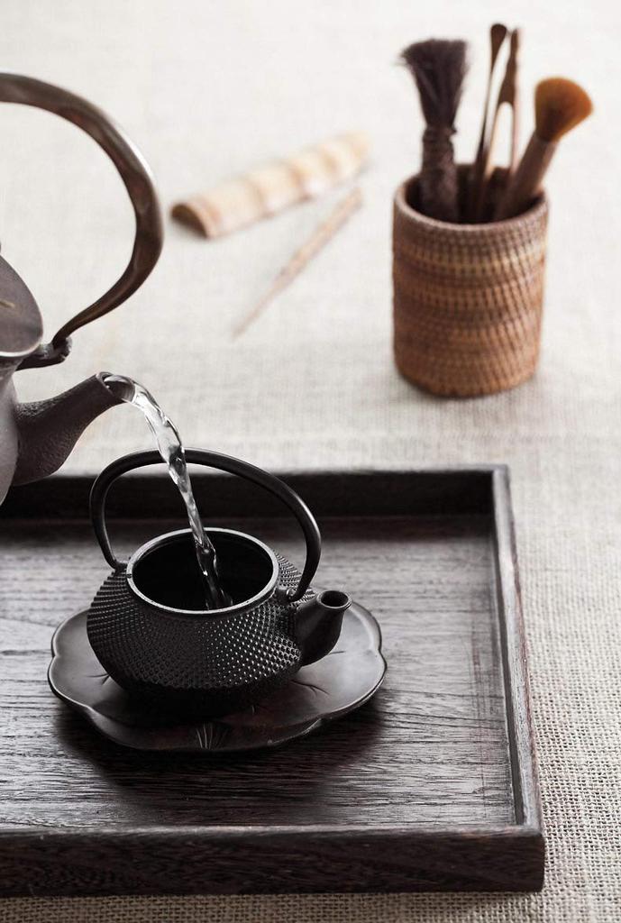 HwaGui Iron Kettle Teapot Hail Kettle Open Fire Iron Replenishment Small Size IH Compatible Hail 300ml [Japan Only]