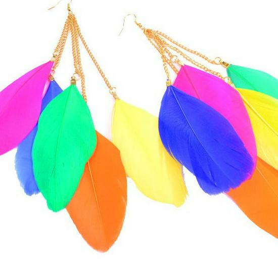 Контрастные серьги-перья в стиле бохо