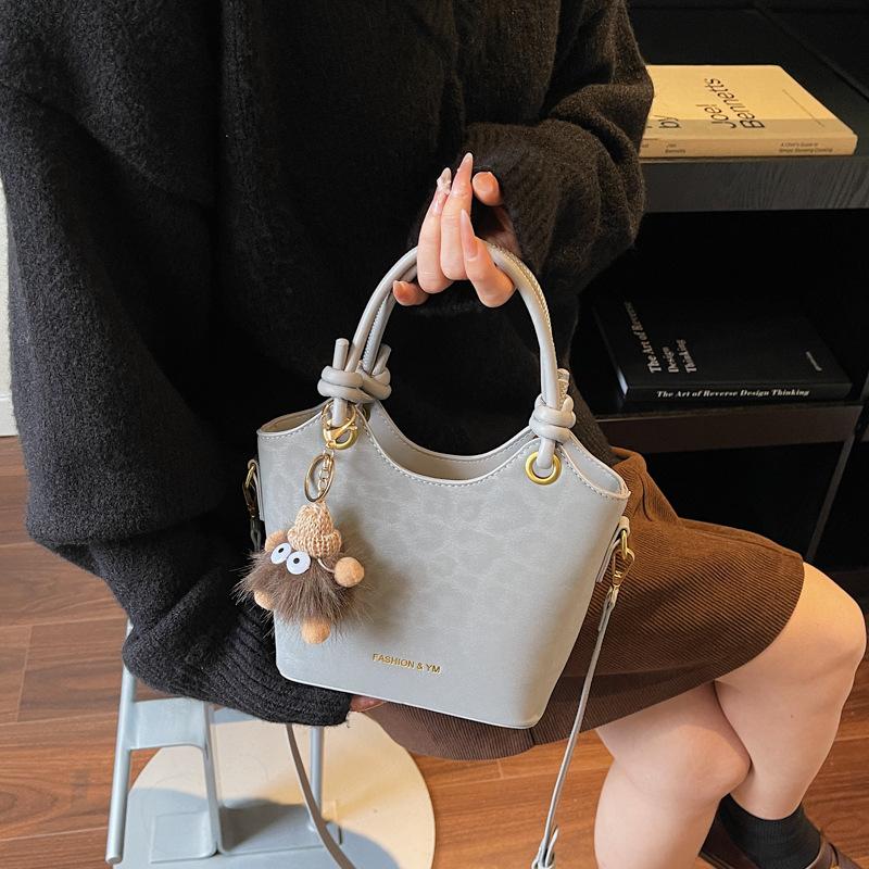 Ретро маленькие сумки женские осенне-зимние универсальные 2025 новые супер огненные сумки через плечо и мессенджеры популярны в этом году, сумки-ведра