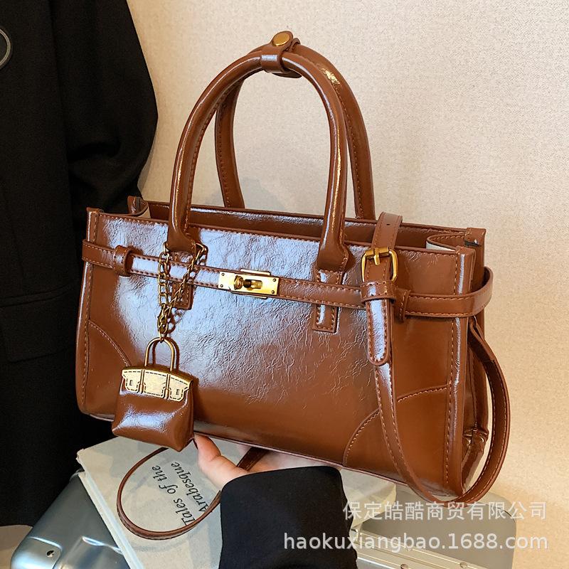 Сумка большой вместимости женская осенне-зимняя универсальная 2025 новая простая на плечо, через плечо, портативная для поездок, сумка-тоут для мамы и ребенка