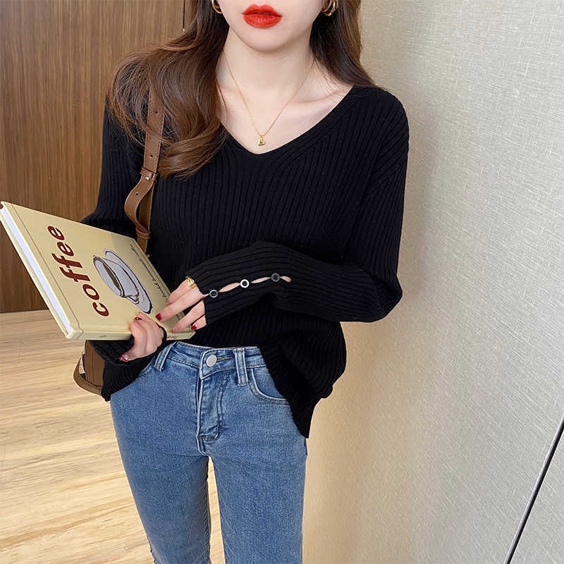 V-neck knitted bottoming shirt women's new design sense niche autumn and winter interior chic top white average size