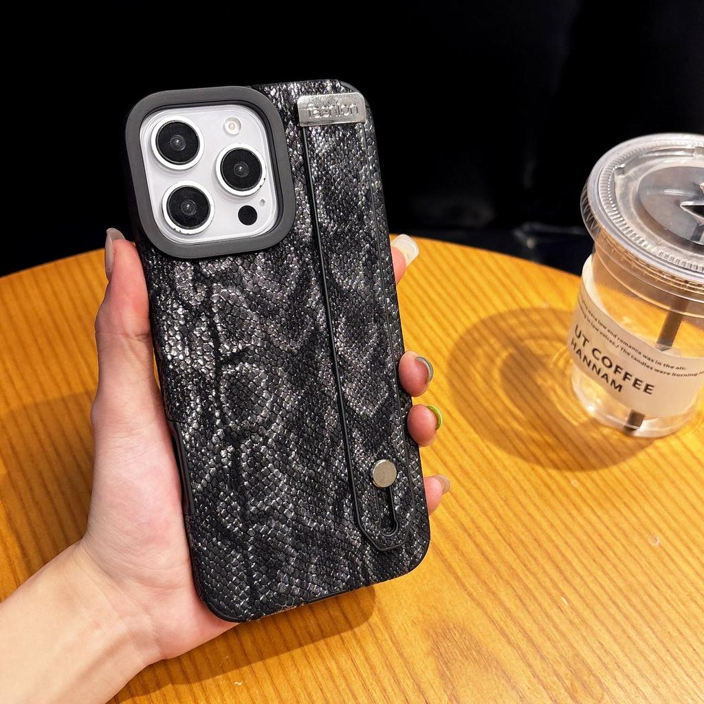 Built in Magnetic Snake Skin Pattern for IPhone 16 ProMax Phone Case for Apple 15 Wristband Holder Case