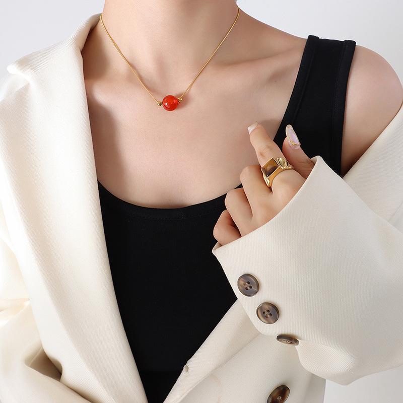 Национальный стиль, простой и универсальный дизайн, титановая сталь, позолоченная цепочка из змеиной кости, агатовое ожерелье с подвеской, красная цепочка из змеиной кости, приносящая удачу