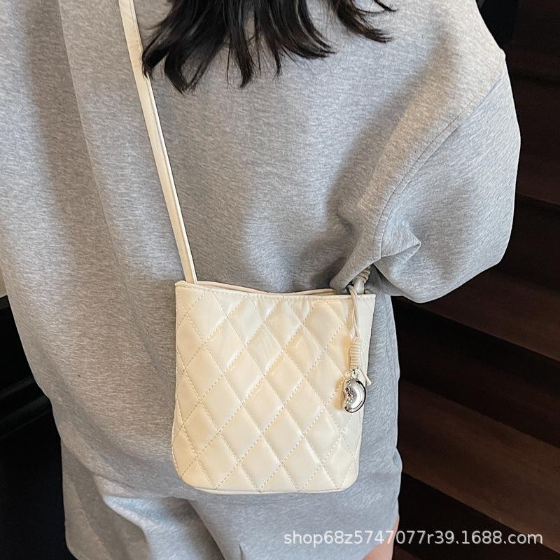 Fashion Rhombus Embroidery Thread Bucket Bag Women's 2025 New Niche Design Messenger Bag Versatile Commuter Shoulder Bag Tide