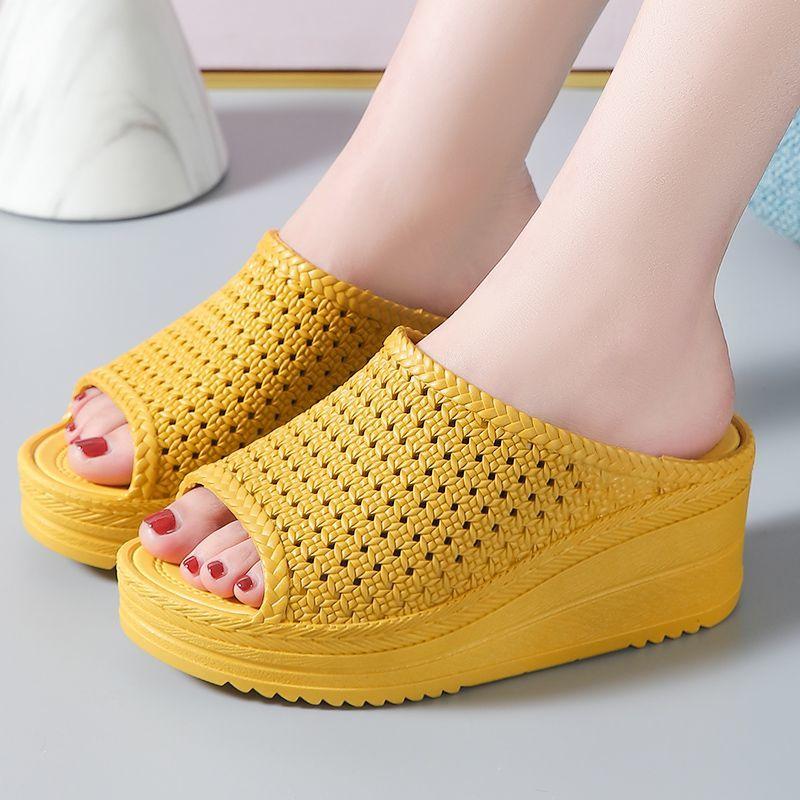 Тапочки на высоком каблуке. Женские летние толстые подошвы на наклонном каблуке. Модная верхняя одежда. Сандалии принцессы с увеличением ветра. Нескользящие дышащие домашние тапочки.