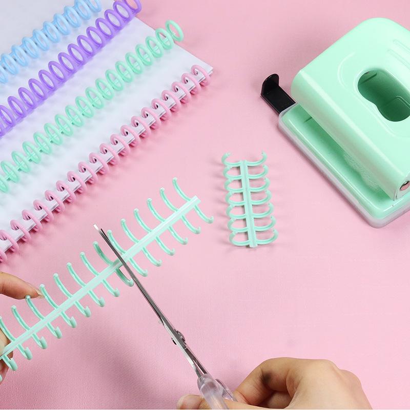 Цветная папка-регистратор Macaron с ножницами, формат B5, 26/30 отверстий, легко открывается и закрывается.