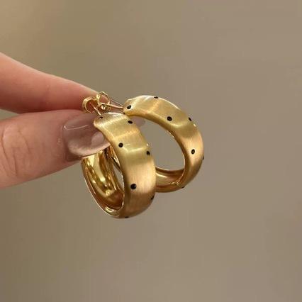 Женские матовые серьги с черной точкой для повседневного ношения