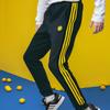 adidas Спортивные брюки Neo X Smiley Collab с манжетами и контрастными 3 полосками, мужские брюки черного цвета HB7411