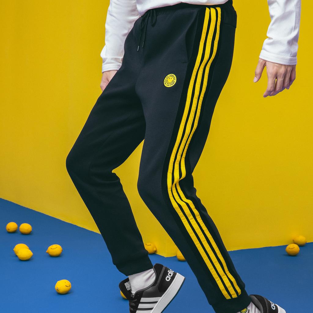 adidas Спортивные брюки Neo X Smiley Collab с манжетами и контрастными 3 полосками, мужские брюки черного цвета HB7411