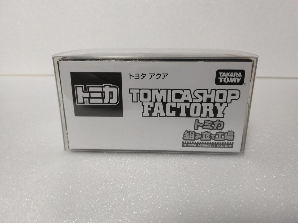 Tomica Сборочная фабрика Toyota Aqua, Серебристый, с прозрачным кейсом, миниатюрная машинка