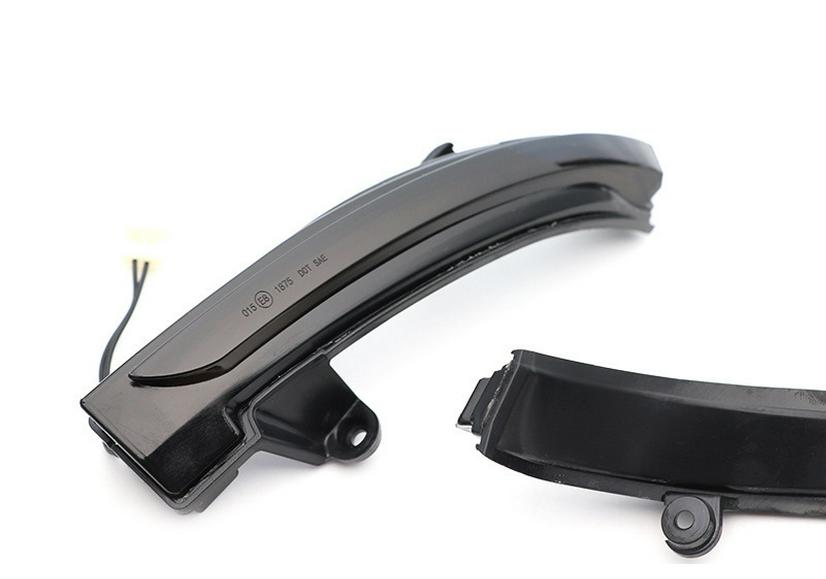 Поворотник в зеркале Renault Megane/Clio MK4 с эффектом бегущего огня (2015-2021 гг.)