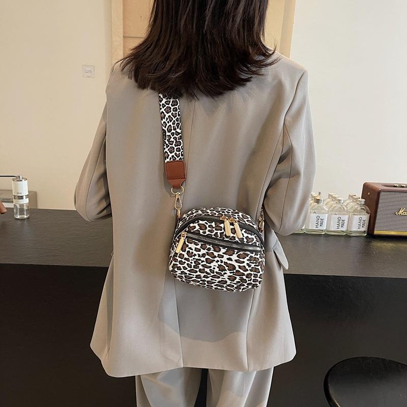 New Classic Fashion Women's Bag Leopard Print Versatile Messenger Bag Commuter Women's Bag Shoulder Bag Diagonal Span Bag Tide
