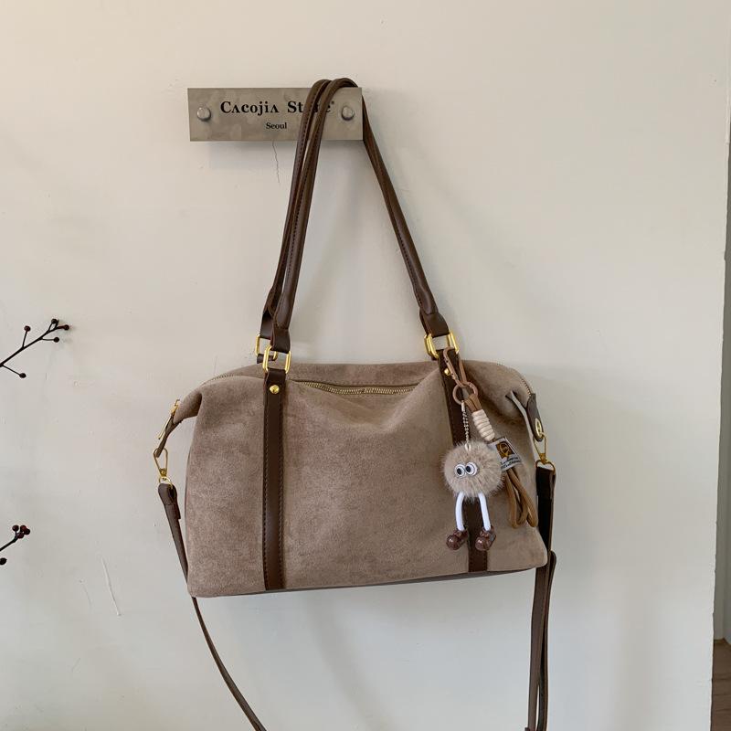 Замшевая сумка женская осень и зима 2025 новая нишевая дизайнерская сумка-мессенджер популярная матовая ретро портативная сумка-тоут