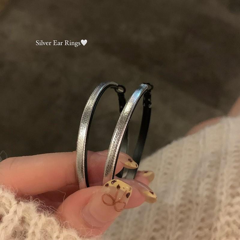 Винтажные красные серьги-кольца в гонконгском стиле: Элегантный женский аксессуар на осень/зиму