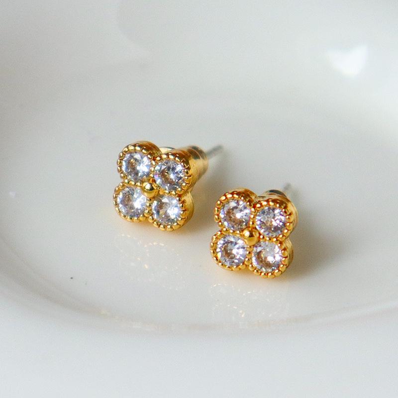 Элегантные серьги-клевер из цветного циркона – Роскошный миниатюрный дизайн для универсальной носки