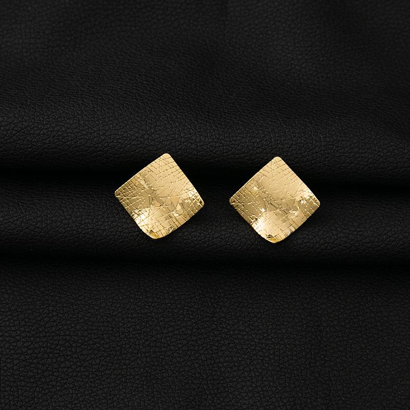 Женские геометрические серьги европейского и американского качества: Неправильные круги, ретро-металлические листья, бабочки и квадраты.