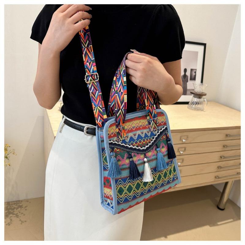 Сумка-ведро с широкими плечами и кисточками в этническом стиле. Модная и необычная плетеная женская сумка-тоут.