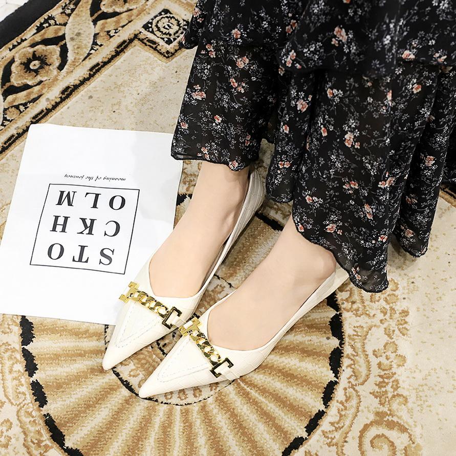 Женские блестящие лакированные туфли с острым носком и металлической цепочкой, декоративные туфли на среднем каблуке