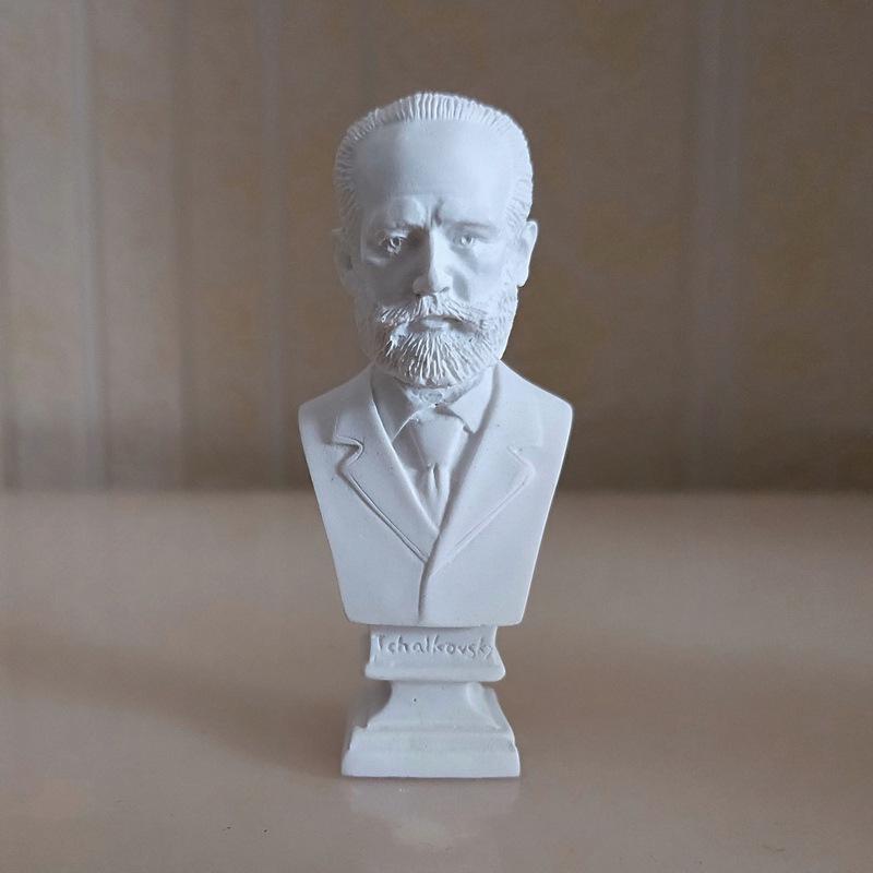 Маленькая скульптура из полимерной смолы и гипса: Эскизы головных моделей Давида и Венеры
