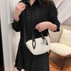 Высококачественная и нишевая однотонная сумка для женщин в , новая летняя модная сумка через плечо, популярная в этом году, переносная сумка-ведро