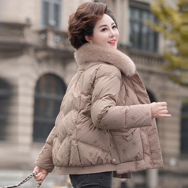 In Winter, Young Mothers Aged 50-60 In Xinzhong Put On White Duck Down Coats To Keep Warm and Fluffy Fur Collar Down Jackets.