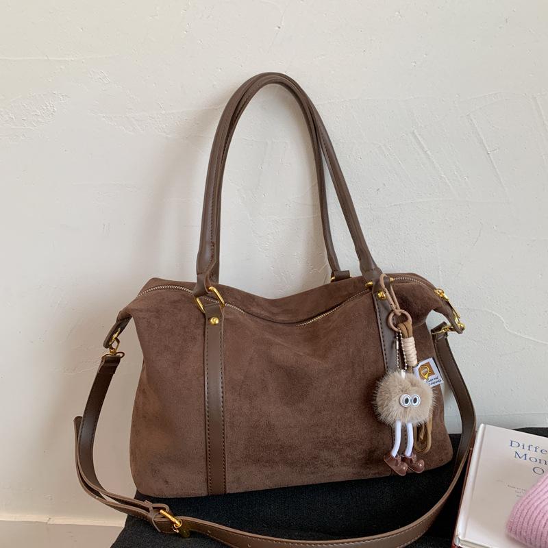 Замшевая сумка женская осень и зима 2025 новая нишевая дизайнерская сумка-мессенджер популярная матовая ретро портативная сумка-тоут