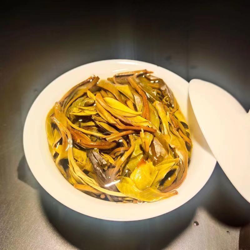 Чай Юньнань Пуэр Mengku Lincang Исландский сырой чайный торт Чай 357 г Чай из древнего дерева