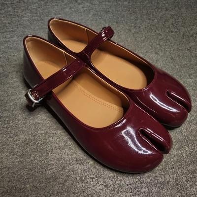 Туфли Мэри Джейн женские 2025 новые с пряжкой с открытым подъемом корейская версия модные ретро на плоской подошве с раздвоенным носком копытца свиньи одинарные туфли маленькая кожа