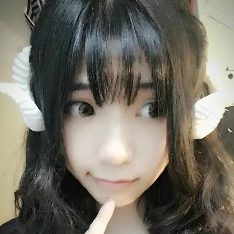 Chic Sheep Horn Hair Clips With Gorgeous White And Black Rose Accents For Fashion Lovers