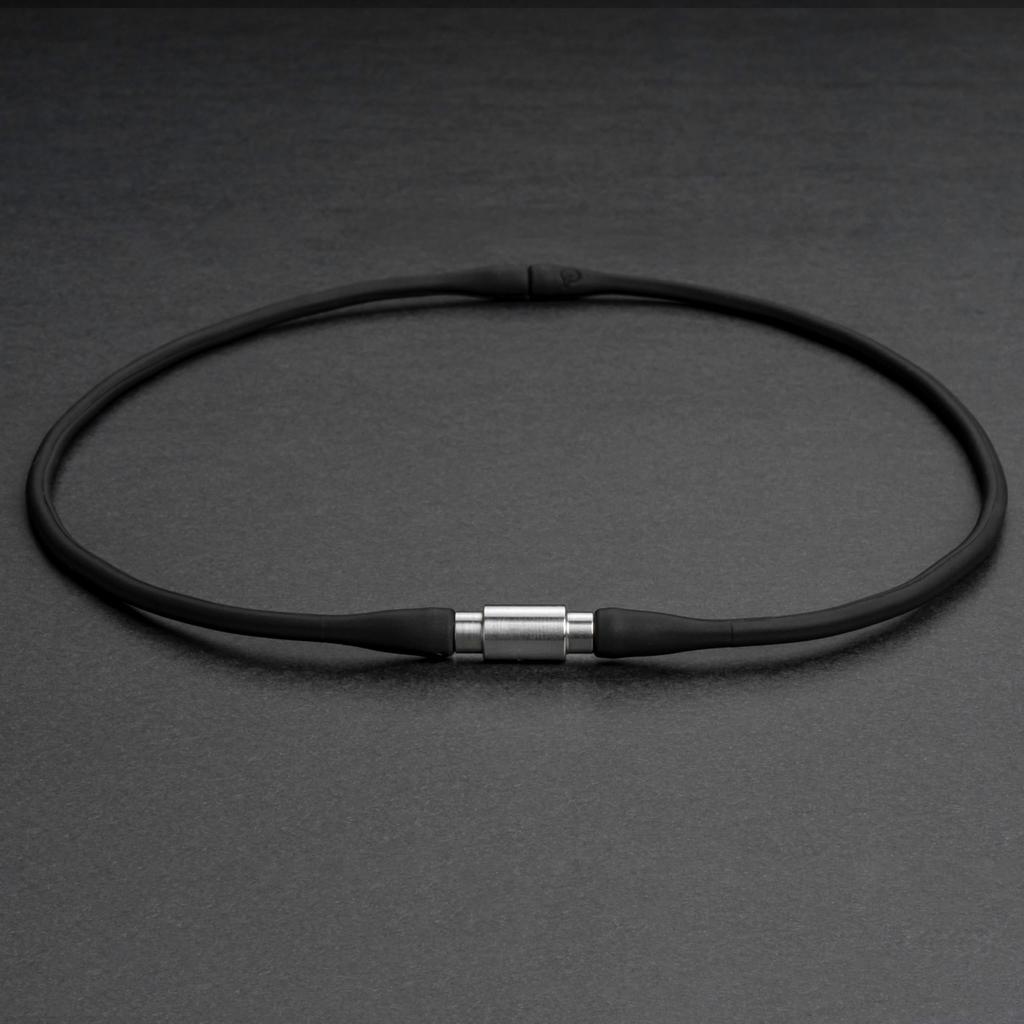 Pip Magneloop Pip Magneloop SOLID LINE черный 60 см 150 мм Тесла жесткие плечи жесткая шея магнитное ожерелье магнитотерапевтическое устройство нержавеющая сталь