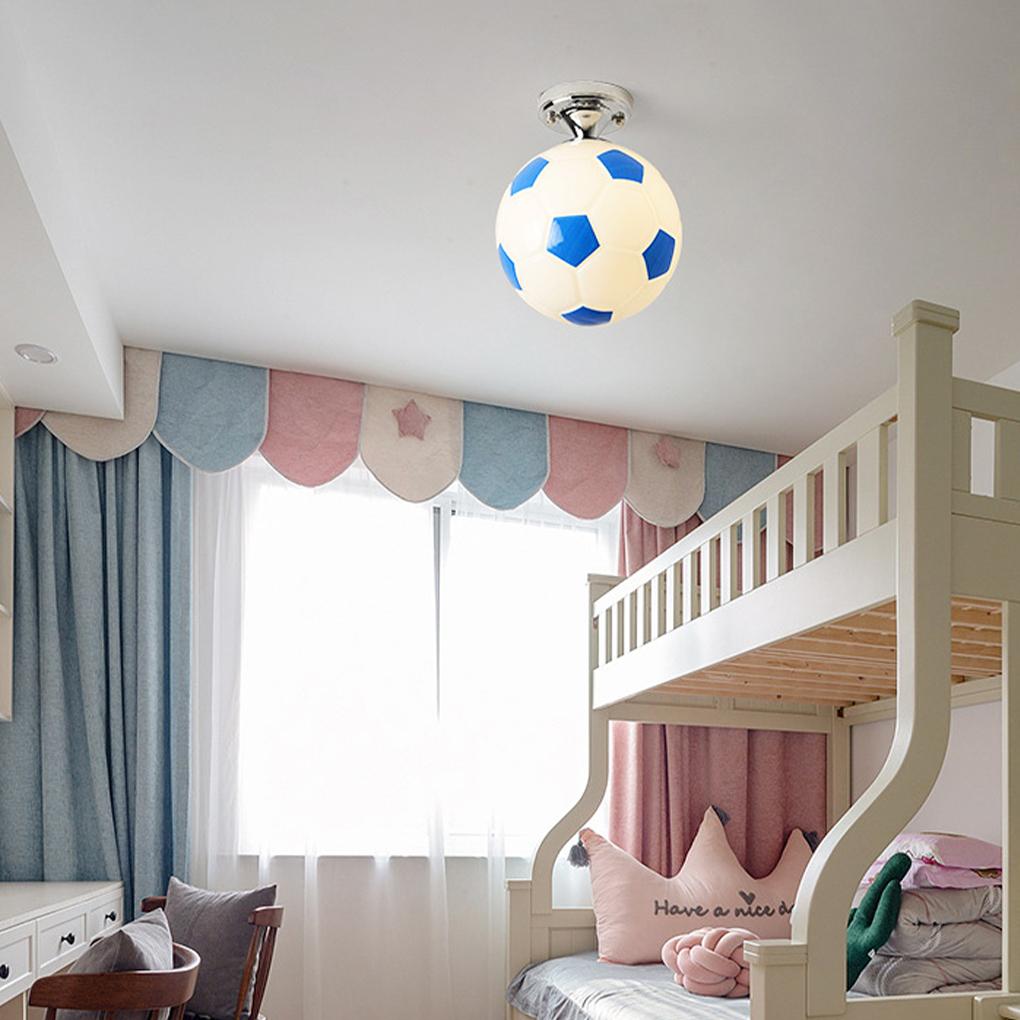 Светодиодные потолочные светильники в виде футбольного мяча освещают футбольный бар стильным потолочным светильником для футбольного клуба