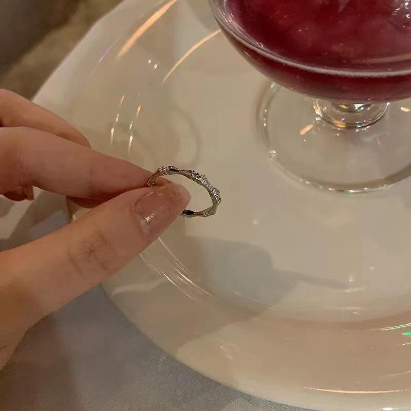 Стильное серебряное кольцо с цирконием для женщин - легкий роскошный открытый дизайн, идеально подходит для указательного пальца