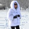 Женское пальто приталенного силуэта средней длины с капюшоном из искусственного меха, Осень/Зима 2025
