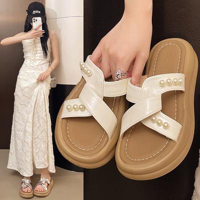 Летние новинки 2025 года, женские тапочки премиум-класса на мягкой подошве с жемчугом, чтобы носить, наступать в грязь, толстая подошва для повышения популярности шлепанцев с одной перемычкой